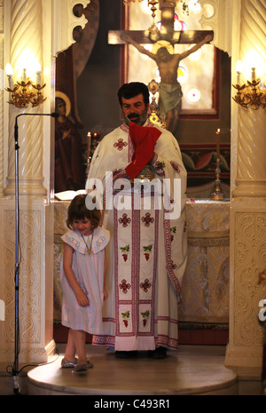 Griechische Priester in einer Kirche in Kefalos Kos Insel Griechenland - Taufe Stockfoto