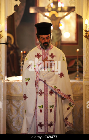 Griechische Priester in einer Kirche in Kefalos Kos Insel Griechenland Stockfoto