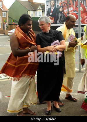 Hindupriester, Weiblich anglikanische Pfarrer in New Malden Surrey England im Gespräch Stockfoto