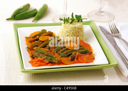 Okra mit Reis und Curry. Rezept zur Verfügung. Stockfoto