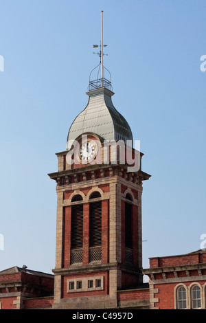 Uhr an 12:00 auf dem Turm bei Chesterfield Town Hall, Derbyshire, England, UK Stockfoto