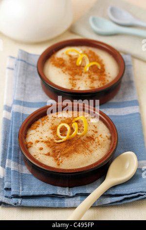 Mandel-Pudding "Manjar Blanco". Rezept zur Verfügung. Stockfoto