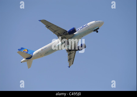 Flugzeug Airbus a320 der deutschen Fluggesellschaft Condor beim Start vom Flughafen München in Deutschland Stockfoto