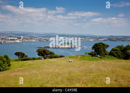 Der Blick über Plymouth Sound von Mount Edgcumbe Country Park, mit Drakes Insel, Cornwall Stockfoto