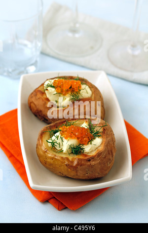 Geröstete Kartoffeln mit Käse und Kaviar. Rezept zur Verfügung. Stockfoto