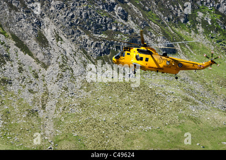 Eine RAF Sea King Hubschrauber fliegen in Cwm Idwal. Stockfoto