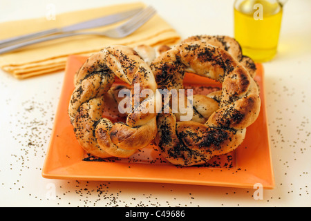 Brezeln mit Mohn. Rezept zur Verfügung. Stockfoto