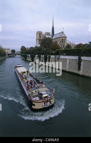 Touristen-Boot auf der Seine in Paris Stockfoto