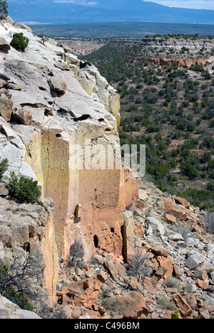 Ausgesetzt, Felswand, die uralten Pueblo Caveates (Klippenwohnungen) am Tsankawi Pueblo im Bandelier National Monument enthüllt. Stockfoto