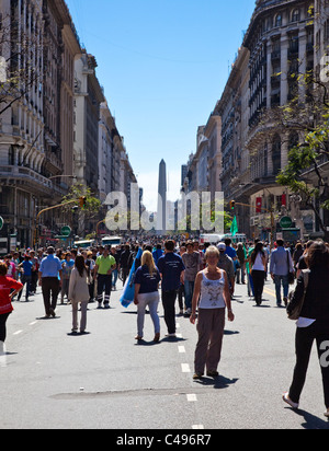 Der Obelisk, gesehen von der Plaza De Mayo, Buenos Aires, Argentinien, Südamerika. Stockfoto