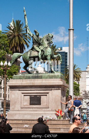 Denkmal von General Manuel Belgrano in Plaza de Mayo, Buenos Aires, Argentinien, Südamerika. Stockfoto