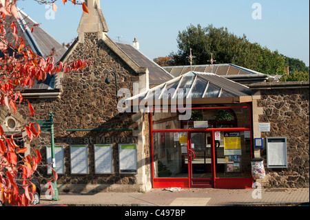 Eingang zum Bahnhof Great Malvern in Worcestershire, England. Stockfoto