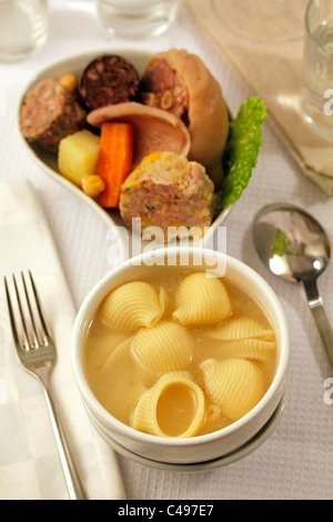 Escudella ich Carn d'olla (Katalanisch geschmort). Rezept zur Verfügung. Stockfoto