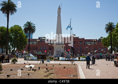 Blick von der Casa Rosada, Plaza De Mayo, Buenos Aires, Argentinien, Südamerika, mit Demonstration vor. Stockfoto