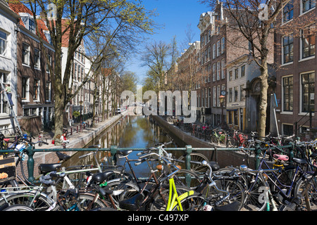 Am Oudezijds Achterburgwal Kanal in der Red Light District (De Wallen) im Frühjahr, Amsterdam, Niederlande Stockfoto