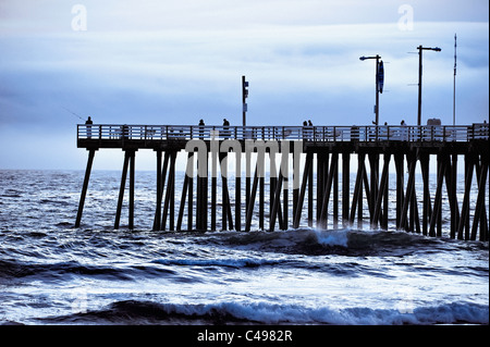 Menschen am Pier in Pismo Beach, Kalifornien, USA Stockfoto