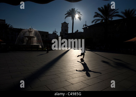 Ein Junge spielt Fußball in den wichtigsten Platz von Merida, Badajoz Provinz, Region Extremadura, Spanien, 4. Mai 2001. Stockfoto