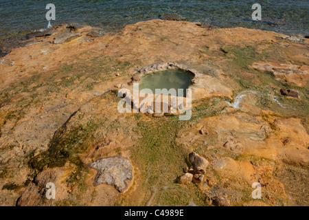 Heißes Thermalwasser-Whirlpool in Edipsos, Griechenland Stockfoto
