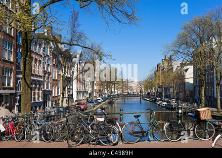 Am Oudezijds Voorburgwal Kanal in der Red Light District (De Wallen) im Frühjahr, Amsterdam, Niederlande Stockfoto