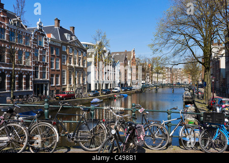 Am Oudezijds Voorburgwal Kanal in der Red Light District (De Wallen) im Frühjahr, Amsterdam, Niederlande Stockfoto