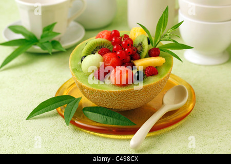 Gefüllte Melone mit Zitronenverbene Infusion. Rezept zur Verfügung. Stockfoto