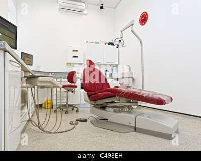 Roten Zahnarztstuhl in einem modernen Zahnbehandlung Raum Stockfoto