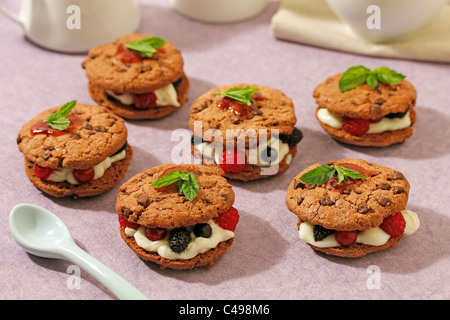 Whoopies mit Schokolade und Beeren. Rezept zur Verfügung. Stockfoto