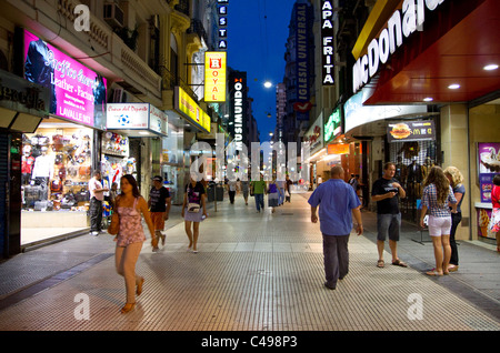 Menschen gehen auf der Lavalle-Straße in der Nacht in Buenos Aires, Argentinien. Stockfoto