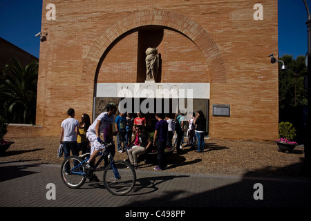 Touristen versammeln sich außerhalb der Museum of Roman Art in Merida, Badajoz Provinz, Region Extremadura, Spanien, 4. Mai 2001. Stockfoto