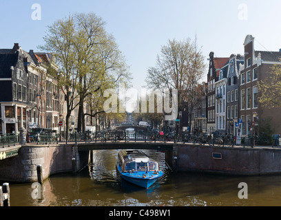 Sightseeing-Bootsfahrt auf dem Leidsegracht Kanal in der Nähe der Kreuzung mit der Prinsengracht, Grachtengordel, Amsterdam, Niederlande Stockfoto