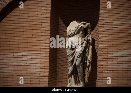 Eine Skulptur wird an der Fassade des Museum of Roman Art in Merida, Badajoz Provinz, Region Extremadura, Spanien, Mai 4, Stockfoto