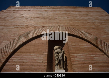 Eine Skulptur wird an der Fassade des Museum of Roman Art in Merida, Badajoz Provinz, Region Extremadura, Spanien angezeigt. Stockfoto