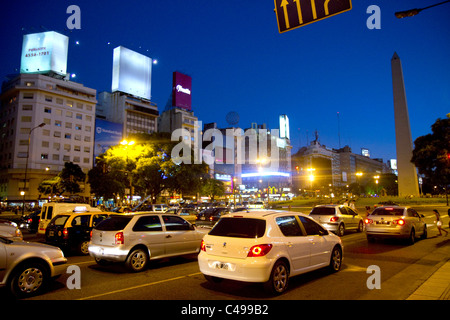 Avenida 9 de Julio in der Nacht in Buenos Aires, Argentinien. Stockfoto