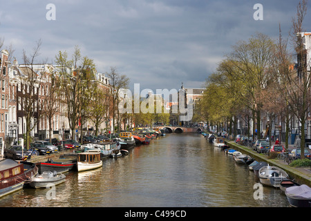 Häuser und Boote an einem Kanal im frühen Frühjahr oder späten Winter, Prinsengracht, Grachtengordel Süden, Amsterdam, Niederlande Stockfoto