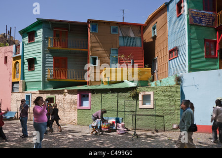 Bunt bemalte Gebäude der Caminito in La Boca Bezirk, Buenos Aires, Argentinien, Südamerika. Stockfoto