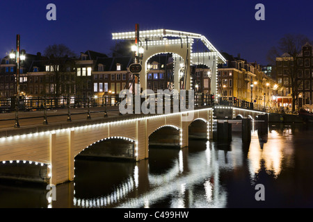 Die Magere Brug bei Nacht, Fluss Amstel, Amsterdam, Niederlande Stockfoto