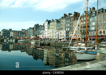 "Vieux Bassin", innere Hafen von Honfleur in der Normandie, gesäumt von schönen alten Häuser und Boote Stockfoto