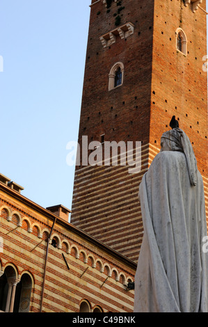 Dantes Statue in Piazza dei Signori und der Torre dei Lamberti in Verona Stockfoto