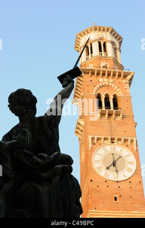 Die Sieg-Statue in Piazza Erbe und der Torre dei Lamberti in Verona Stockfoto