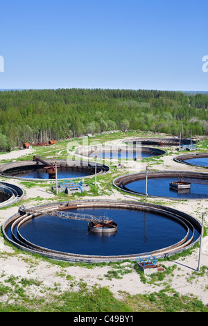 Großen Sedimentation Entwässerung runden Form. Wasser absetzen, Reinigung in den Tank durch biologische Organismen auf die Wasserstation. Stockfoto