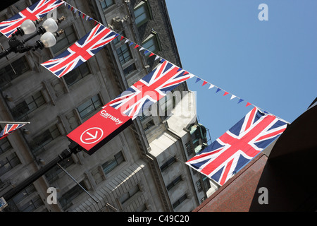 Die Union Jack-Flaggen – von einer Seite der Regent Street bis hin zu den anderen in der Feier von Kate und William Royal Wedding. Stockfoto