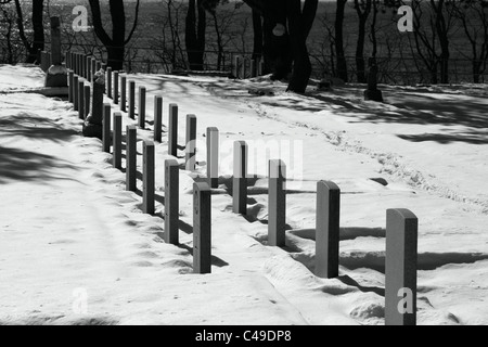 Grabsteine im Schnee auf dem Ross Bay cemetery Stockfoto