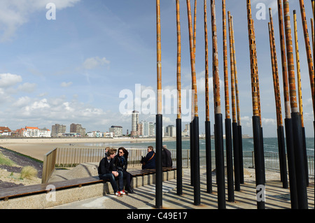 Menschen hören auf den Klang der Wind Bambusrohren in der Nähe von dem Strand von Vlissingen. Zeeland, Niederlande. Stockfoto