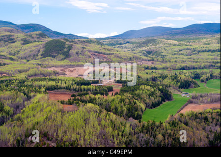 Blick auf die Berge und Sand Steinbruch in der Nähe der Stadt Clermont in Charlevoix, Provinz Quebec, Kanada. Stockfoto