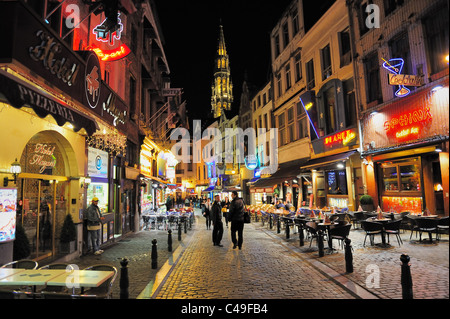 Annäherung an die Grand'Place/Grote Markt in Brüssel in der Nacht Stockfoto