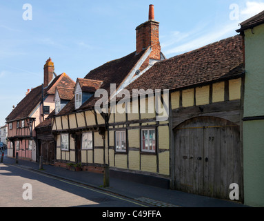 Altbau Wohnung Titchfield Hampshire England UK High Street Holz Rahmen Holz Holz gelb rosa verwitterte Eiche Garagentor Stockfoto