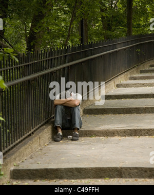 Müde, möglicherweise Obdachloser im Riverside Park, New York City. Stockfoto