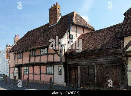 Altbau Wohnung Titchfield Hampshire England UK High Street Holz Rahmen Holz Holz rosa verwitterte Eiche Garagentor Stockfoto