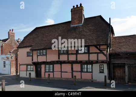 Altbau Wohnung Titchfield Hampshire England UK High Street Holz Rahmen Holz Holz rosa verwitterte Eiche Garagentor Stockfoto