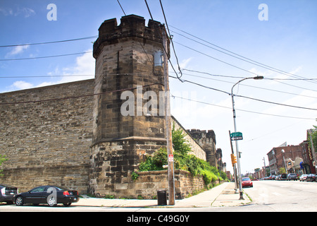 Eastern State Penitentiary hohe Mauer umgibt die Zellenblöcke. Stockfoto